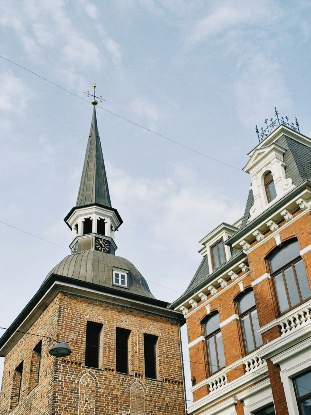 Historischer Backsteinturm in der Oldenburger Innenstadt
