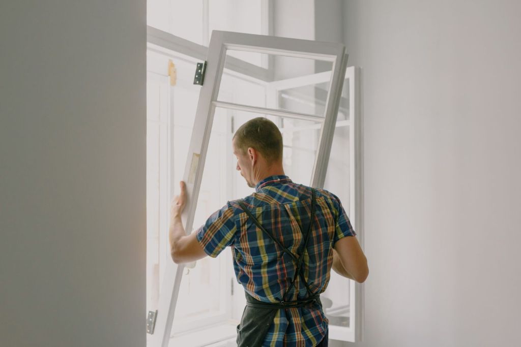Fensterbauer montiert ein neues Fenster